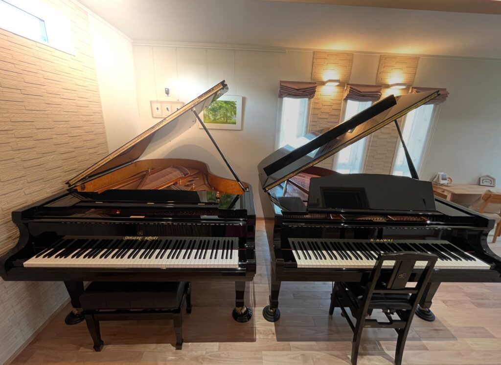 アリスピアノアカデミーでは2台のピアノを使って、レッスンをします。